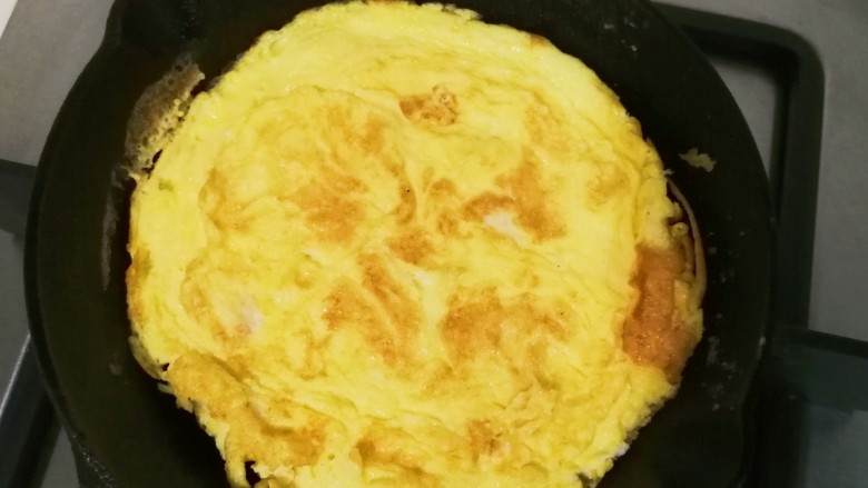 快手早餐 简便午餐肉三明治,鸡蛋放少许椒盐打散,倒入锅中摊成蛋皮盛出,顺便放入面包两面煎黄盛出