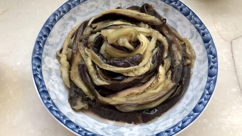 快手正餐 蒜蓉凉拌手撕茄子,蒸好的茄子取出,晾凉,用手撕成细丝,放入盘中