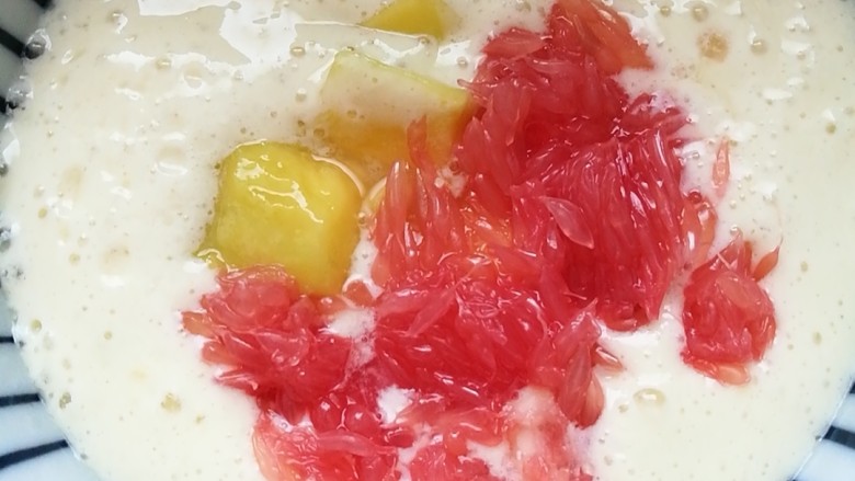 杨枝甘露,将芒果椰奶浆、西柚倒入西米中,加入<a style='color:red;display:inline-block;' href='/shicai/ 865'>蜂蜜</a>搅拌均匀,摆上芒果果粒、西柚果肉