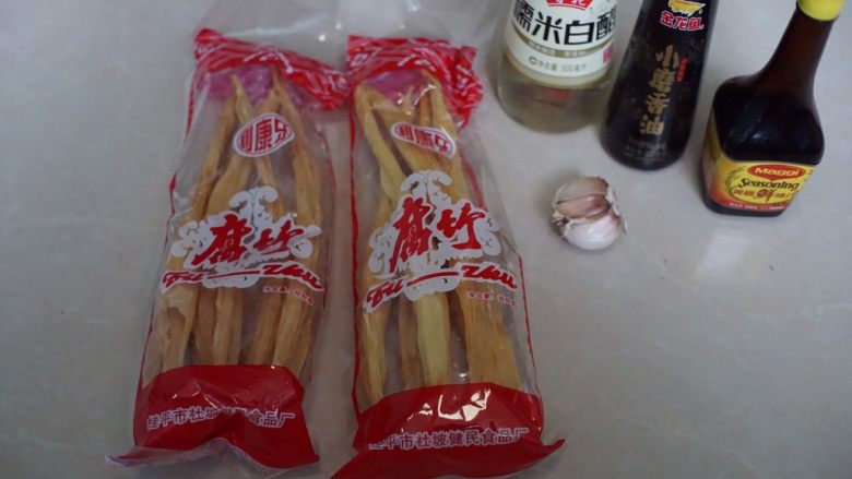 凉拌蒜香腐竹,准备好材料