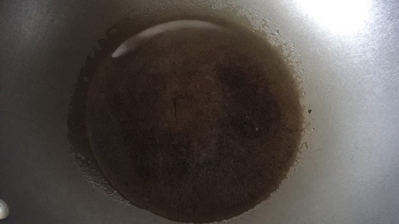 黑椒排骨,排骨腌制好后,热油锅
