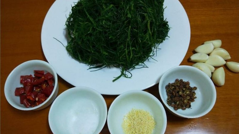 乡下野菜 凉拌猪毛菜,在切成小段,调料准备好。
