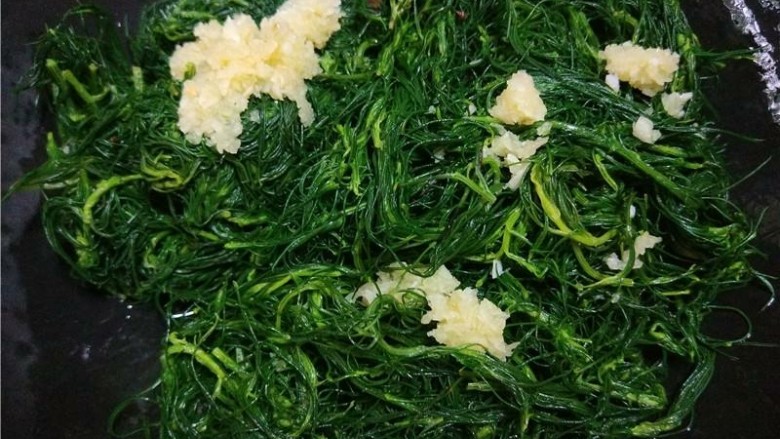 乡下野菜 凉拌猪毛菜,加入蒜末。
