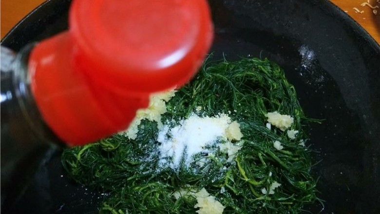 乡下野菜 凉拌猪毛菜,倒入适量<a style='color:red;display:inline-block;' href='/shicai/ 788'>生抽</a>。