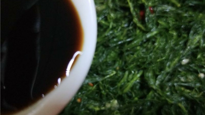 乡下野菜 凉拌猪毛菜,倒入适量<a style='color:red;display:inline-block;' href='/shicai/ 750'>陈醋</a>。