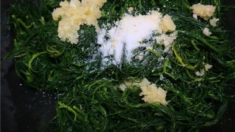 乡下野菜 凉拌猪毛菜,加入<a style='color:red;display:inline-block;' href='/shicai/ 3729'>白糖</a>,盐,鸡粉。
