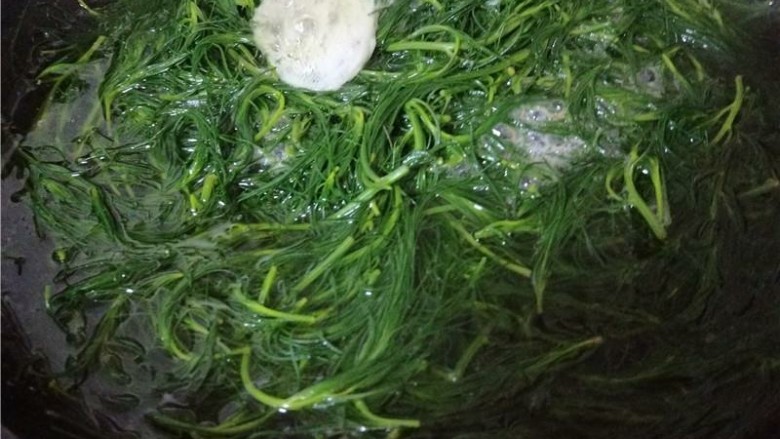 乡下野菜 凉拌猪毛菜,煮10钟捞出来冷水过凉。