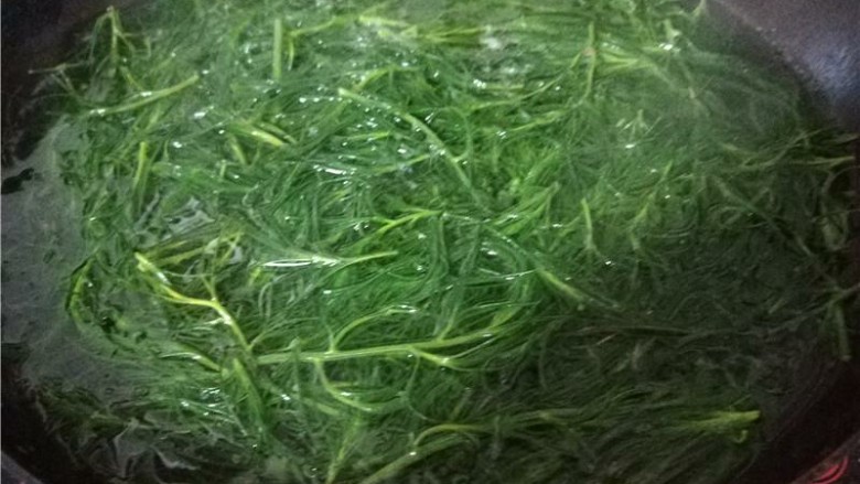 乡下野菜 凉拌猪毛菜,在放入开水锅中。