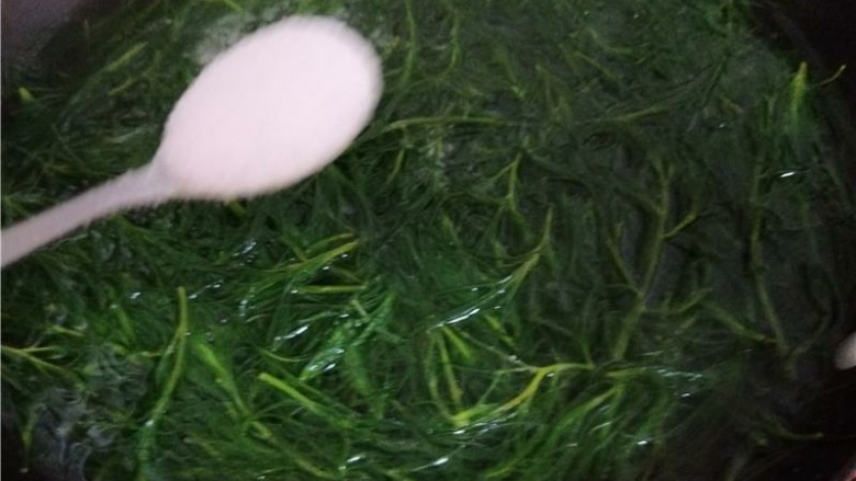 乡下野菜 凉拌猪毛菜,在加入一勺盐煮开。