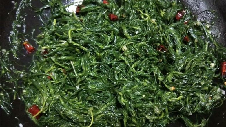 乡下野菜 凉拌猪毛菜,搅拌均匀即可