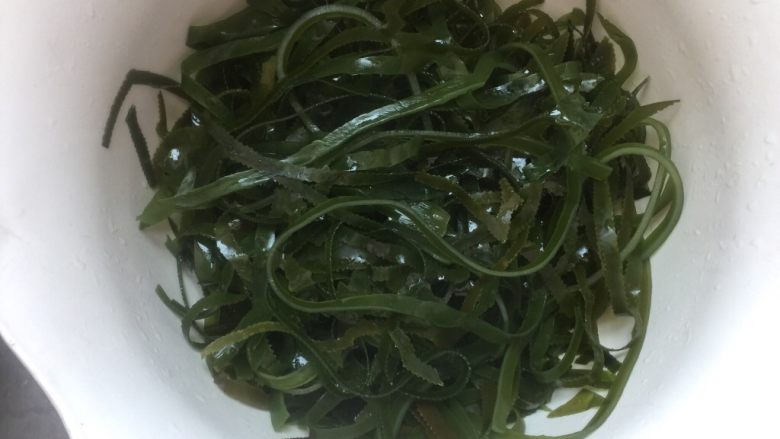 凉拌蒜香海带,然后将煮好的海带倒入网筛中滤去水分放凉
