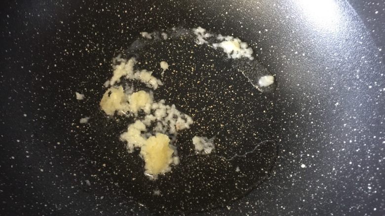 凉拌蒜香海带,待海带放凉后,锅里倒入香油热油锅后压入蒜泥煸出香味
