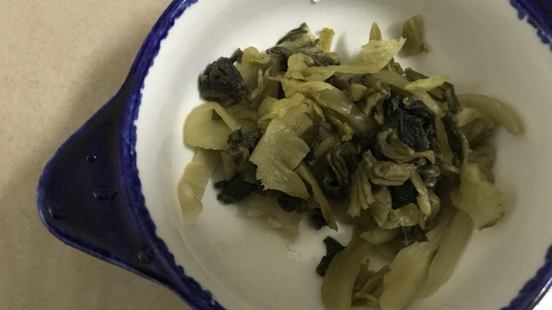 快手正餐  苦瓜黄豆酸菜龙骨汤,酸菜叶切丝。