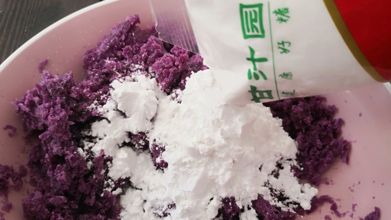 椰汁三色芋圆,100克木薯粉,加少许水揉成面团