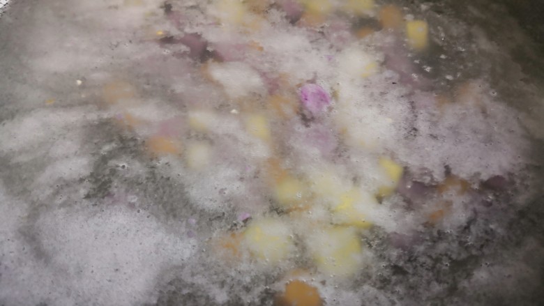 椰汁三色芋圆,锅中烧水,加入芋圆