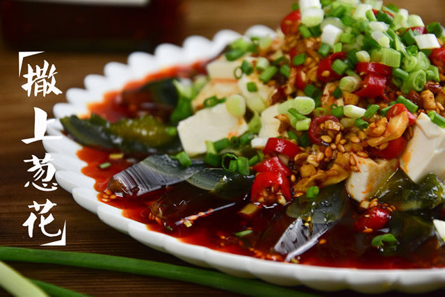 皮蛋拌豆腐,撒上<a style='color:red;display:inline-block;' href='/shicai/ 3250'>葱</a>花即可;