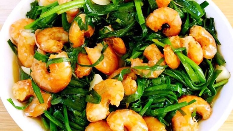虾仁豌豆,1.虾线虾脚都剪掉,洗干净
2.用料酒一勺,盐少许泡20分钟
3.倒油,一个一个虾放进去煎,然后翻面,至7分熟。
4.把虾仁捞起来。
5.放下豌豆,用之前的油先大火翻炒豌豆1分钟,倒下生姜和蒜泥,尖椒泥,再加上之前泡虾的料酒和水一起倒下锅里,料酒可以多一点,倒水小半碗,加盐,煮豆。
6.把虾放进一起烧。
7.快烧干水一起装入盘中。