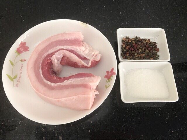 椒盐五花肉~烤箱版,材料准备如图⬆️