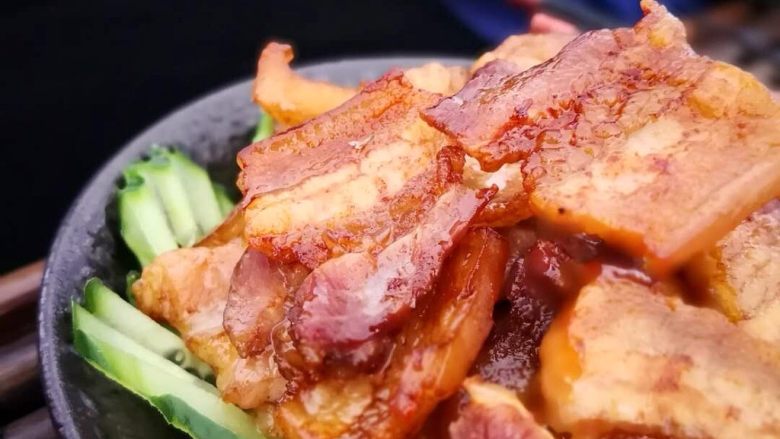 椒盐五花肉~烤箱版,咸中带香,肉质有嚼劲,一口咬下去,汁香四溢~