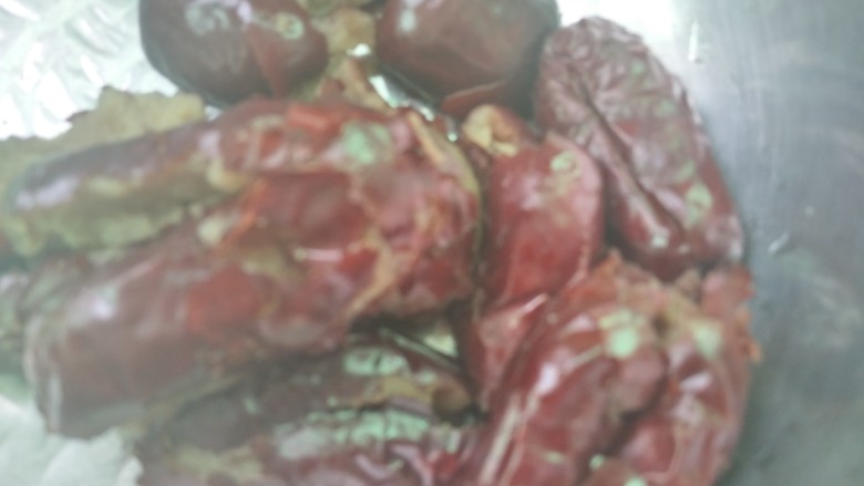 枣泥菊花酥,做馅:<a style='color:red;display:inline-block;' href='/shicai/ 2471'>大枣</a>去核在锅里煮下至软烂