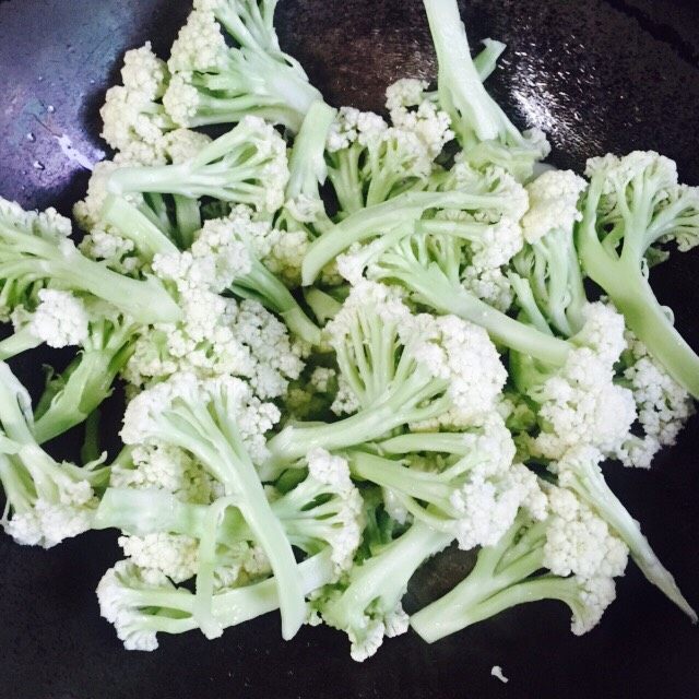 家常菜+蚝油炒有机花菜,中大火翻炒两分钟