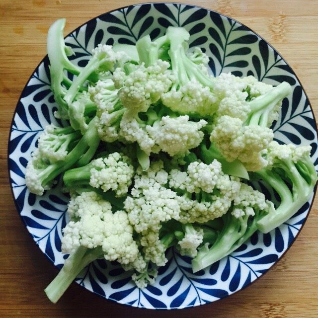 家常菜+蚝油炒有机花菜,浸泡后的花菜清洗干净沥干水分备用