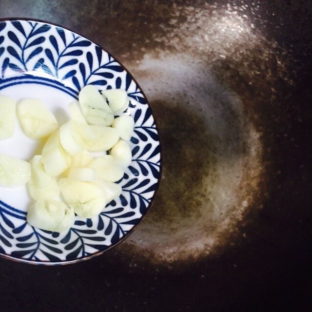 家常菜+蚝油炒有机花菜,锅内倒入适量的食用油加热至五成热,倒入大蒜小火煸出香味