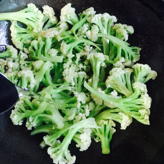 家常菜+蚝油炒有机花菜,加少许的热水炒至断生即可