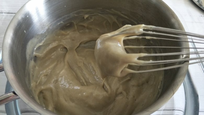 香浓顺滑的黑豆卡仕达酱,直到出现浓稠状态,挂到打蛋器上,即可。