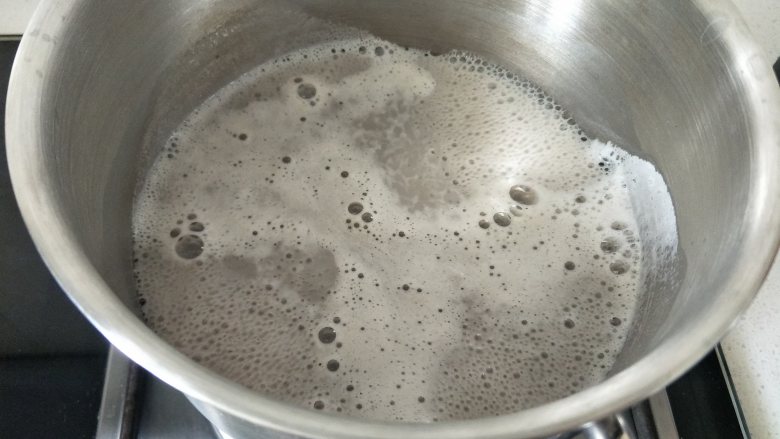 香浓顺滑的黑豆卡仕达酱,再把混合液放到火上,小火加热,并不停用手抽搅拌,