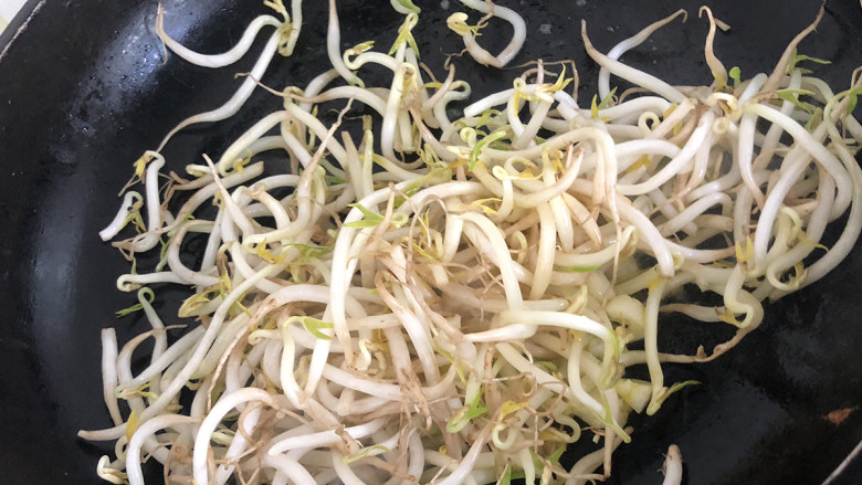 藕炒豆芽,热锅,倒入适量的葵花籽油,倒入蒜蓉爆香,再放入豆芽继续翻炒片刻。