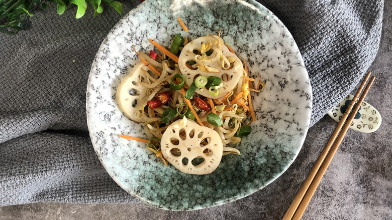 藕炒豆芽,清爽可口的鲜藕炒豆芽出锅喽!