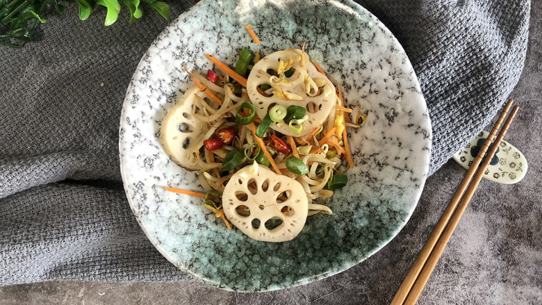 藕炒豆芽,清爽可口的鲜藕炒豆芽出锅喽！