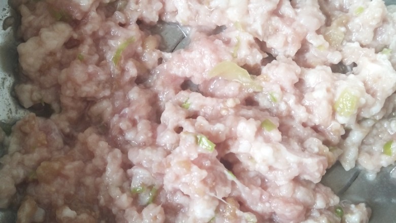 猪肉卷心菜酸汤饺子,<a style='color:red;display:inline-block;' href='/shicai/ 414'>猪肉</a>剁碎,加一点水顺时针搅拌
