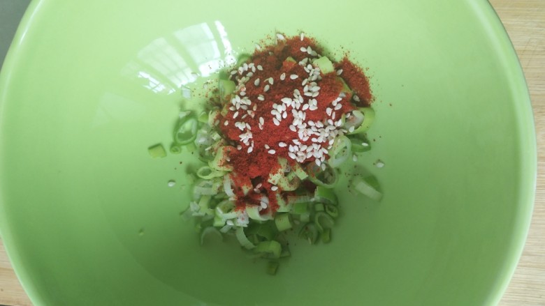 猪肉卷心菜酸汤饺子,碗里放葱沫，<a style='color:red;display:inline-block;' href='/shicai/ 761'>辣椒粉</a>，芝麻