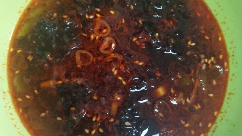 猪肉卷心菜酸汤饺子,用煮饺子的汤倒入碗中,酸汤就好了