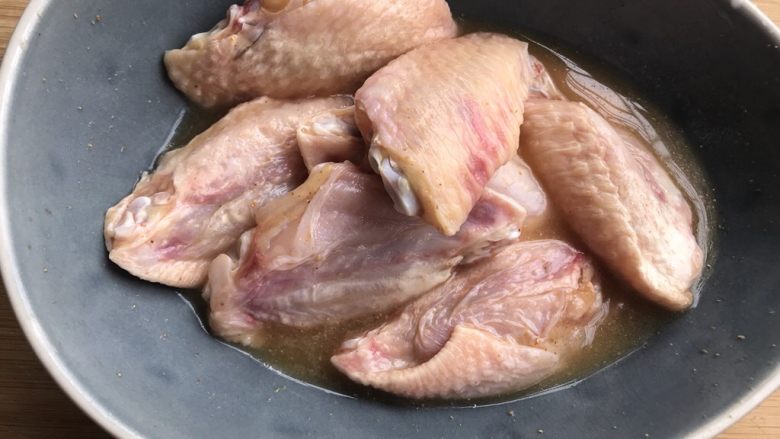 快手正餐 盐焗鸡中翅,加点水,把腌料拌匀,腌2小时左右,鸡翅翻面腌。