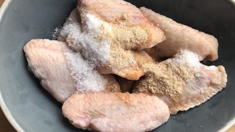 快手正餐 盐焗鸡中翅,加入5克盐,5克盐焗鸡粉(牌子不限,买自己方便买的)。
