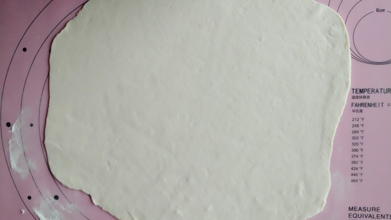 糖火烧,把醒发好的面团排气揉匀,擀成薄片,不能太薄。