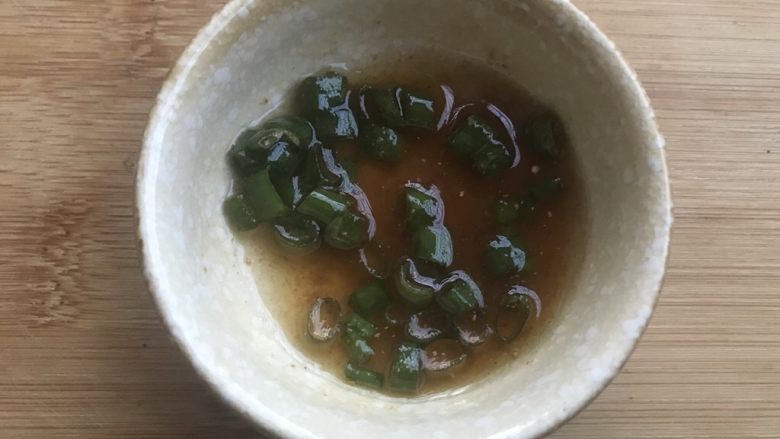 快手正餐 盐焗鸡中翅,蘸料,少许盐焗鸡粉,加入葱花,加<a style='color:red;display:inline-block;' href='/shicai/ 3738'>芝麻油</a>调匀。