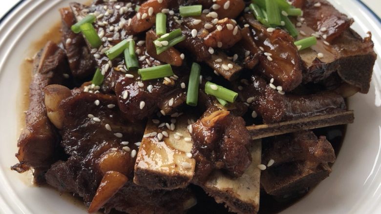 红烧排骨,装盘，撒上葱花和芝麻。超好看！味道特别棒！