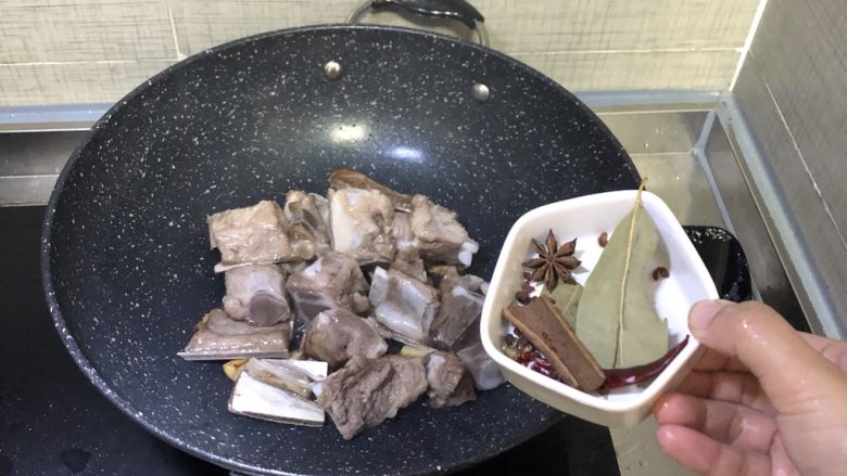 红烧排骨,加入准备好的香料，爆香。
