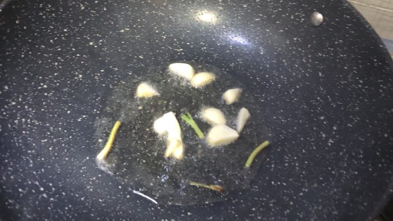 红烧排骨,油热爆香。