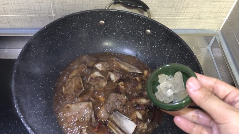 红烧排骨,随后加入<a style='color:red;display:inline-block;' href='/shicai/ 866'>冰糖</a>，焖十分钟，收干汁后加入少许盐后，就盛出。