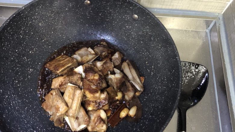 红烧排骨,翻炒后，加入料酒：生抽：老抽=3:3:1。