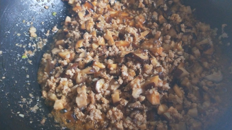 黄豆雪菜炒肉末,倒入肉末炒均匀,倒入适量料酒,酱油。