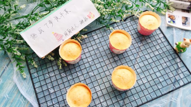 快手小食 天使蛋糕,放入预热好的烤箱,上下火165度20分钟,烤好放凉即可