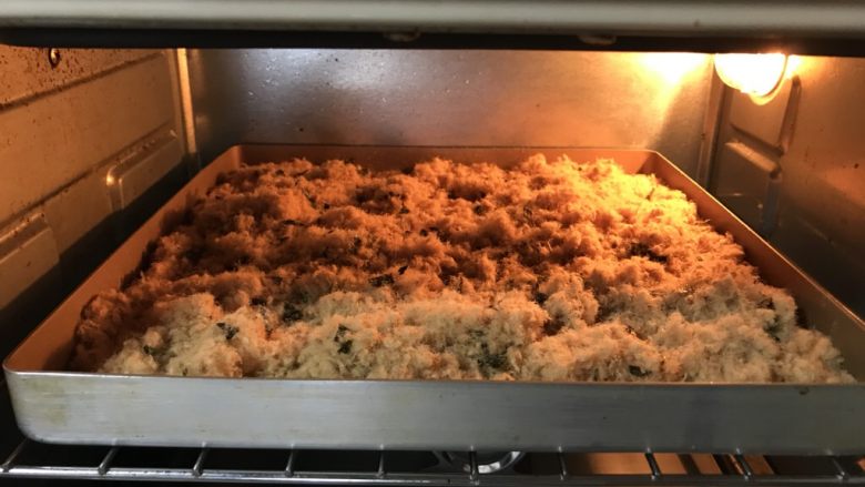 自制海苔芝麻肉松,面包机炒过的肉松,湿气是比较大,需要平铺到烤盘,烤箱90度,烘烤30分钟,期间翻动两次,让肉松受热均匀。