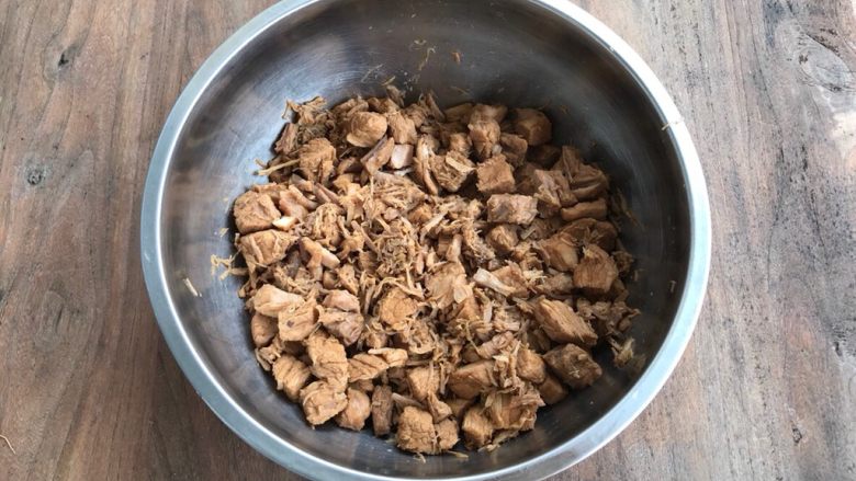 自制海苔芝麻肉松,很多同学做过肉松,感觉自己做的硬,不好吃。主要原因是肉没有炖好,时间不够,肉纤维紧实,肉松自然也是干柴的感觉。炖好的肉沥干,由于已经炖透入味,不需要捶打撕碎的操作。