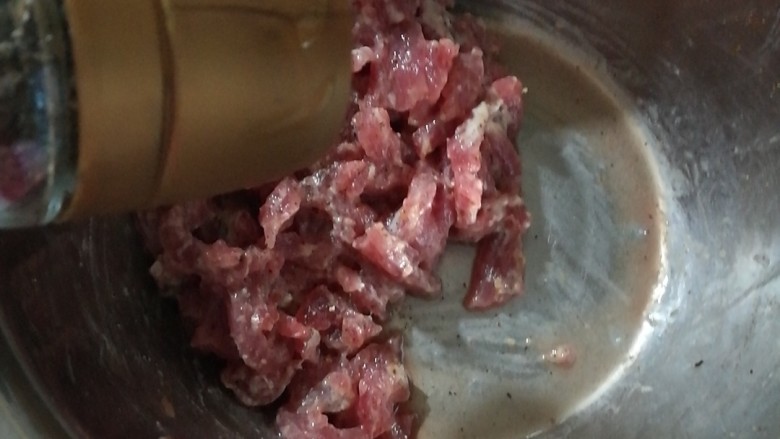 快手菜,胡萝卜番茄牛肉羹,牛肉切丝,用黑胡椒、橄榄油腌制